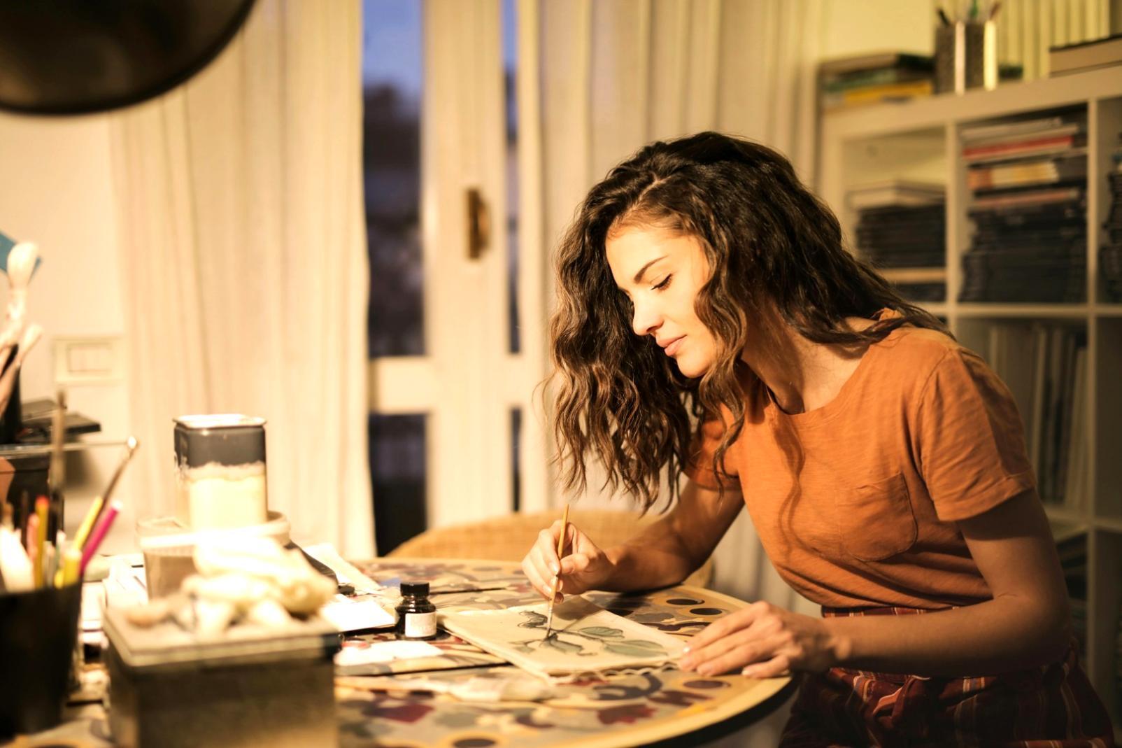 Робота студентів над колірними композиціями